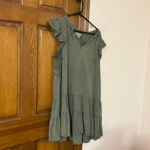 Olive green Knox Rose ruffled sleeves sun dress   stain under right sleeve XL